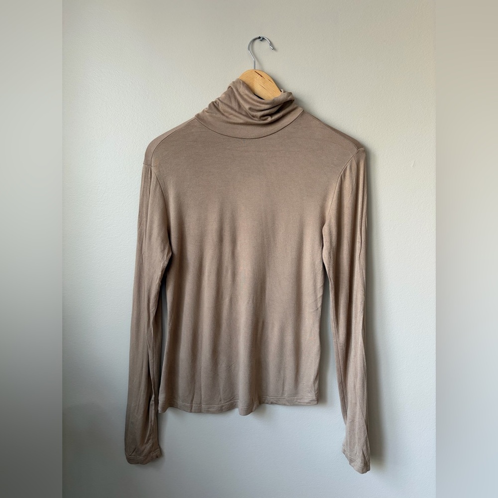 Dynamite Ribbed Turtleneck Top in Taupe